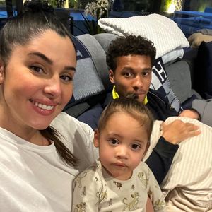 La famille est installée en Angleterre.
Coralie Porrovecchio en famille sur Instagram