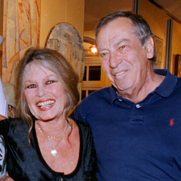 Ils sont tous trois des monuments du cinéma français. Mais leur histoire est pleine de rebondissements.
Archives - Anne Dussart, Brigitte Bardot et Roger Vadim - Hommage à Ghislain Dussart à Saint-Tropez.