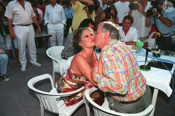 Roger Vadim et Brigitte Bardot ont formé un couple emblématique.
Brigitte Bardot et Roger Vadim à Saint-Tropez. @ Angeli-Garcia / BestImage