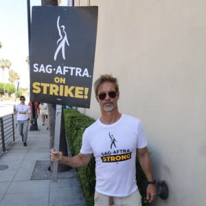 Brad Pitt participe à la grève des acteurs et des scénaristes (SAG-AFTRA) à Los Angeles, le 25 juillet 2023.