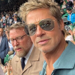 L'une a été capturée en 2020 sur un tapis rouge et la seconde, plus récente, a été prise alors que l'acteur assistait au tournoi de Wimbledon.
Brad Pitt et Guy Ritchie assistent au tournoi de Wimbledon. Londres.
