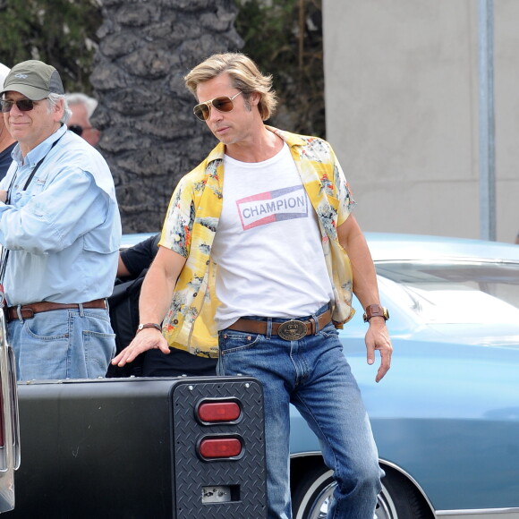 "Pour avoir le visage aussi lisse, et tout particulièrement au milieu et au bas du visage... on ne peut pas obtenir un tel résultat sans avoir recours à la chirurgie esthétique."
Exclusif - Brad Pitt sur le tournage de "Once Upon a Time in Hollywood" à Burbank, le 6 octobre 2018.