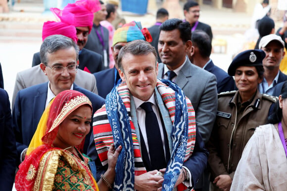 Notre président de la République, Emmanuel Macron, est actuellement en déplacement en Inde pour la fête de la Constitution indienne.
Emmanuel Macron lors de la cérémonie d'accuei au Fort d'Amber à Jaipur, dans le cadre de son voyage officiel en Inde, le 25 janvier 2024. © Dominique Jacovides / Bestimage