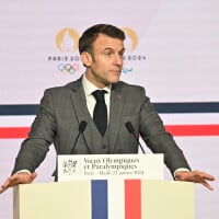 VIDEO Emmanuel Macron, 3e malaise en plein discours, le président le prend avec humour : "S'il y a d'autres volontaires..."
