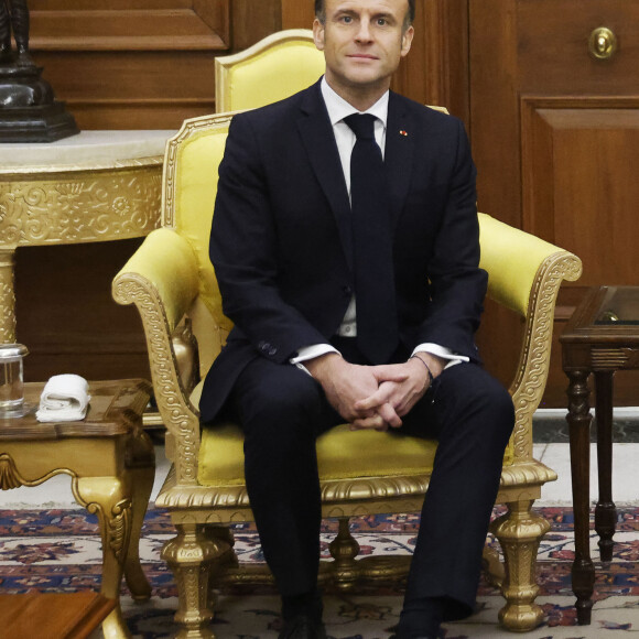 Le président de la République française Emmanuel Macron participe à la réception du "High Tea", à l'invitation de la présidente de la République d'Inde Droupadi Murmu au palais présidentiel Rashtrapati Bhavan de New Delhi, Inde, le 26 janvier 2024, dans le cadre de son voyage officiel en Inde, Le chef de l'Etat est en Inde jusqu'au 26 janvier 2024 pour participer en tant qu’invité d’honneur à la fête de la Constitution indienne, "Republic Day", le 26 janvier, à l’invitation du Premier ministre indien N.Modi. © Ludovic Marin/Pool/Bestimage  India's President Droupadi Murmu (R) and France's President Emmanuel Macron attend a high tea reception at the Presidential Palace Rashtrapati Bhavan in New Delhi on January 26, 2024. President Emmanuel Macron was guest of honour for India's pomp-filled annual military parade, in a state visit aimed at shoring up France's strategic ties with the worldís fifth-largest economy. 