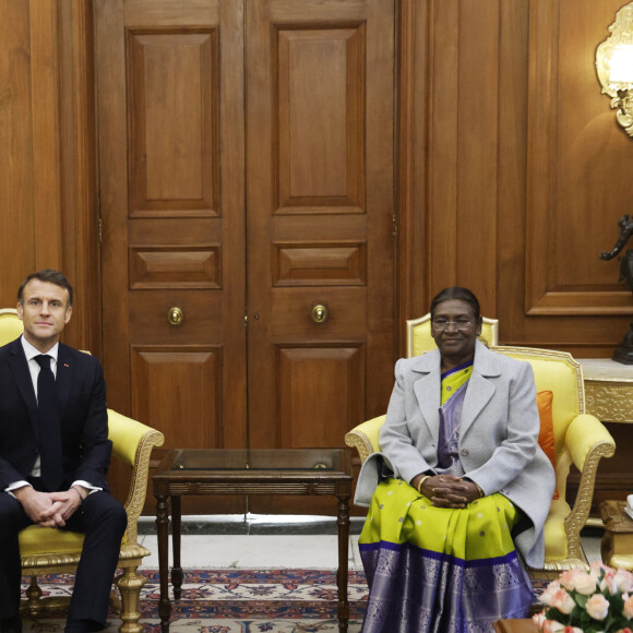 Le président de la République française Emmanuel Macron participe à la réception du "High Tea", à l'invitation de la présidente de la République d'Inde Droupadi Murmu au palais présidentiel Rashtrapati Bhavan de New Delhi, Inde, le 26 janvier 2024, dans le cadre de son voyage officiel en Inde, Le chef de l'Etat est en Inde jusqu'au 26 janvier 2024 pour participer en tant qu’invité d’honneur à la fête de la Constitution indienne, "Republic Day", le 26 janvier, à l’invitation du Premier ministre indien N.Modi. © Ludovic Marin/Pool/Bestimage  India's President Droupadi Murmu (R) and France's President Emmanuel Macron attend a high tea reception at the Presidential Palace Rashtrapati Bhavan in New Delhi on January 26, 2024. President Emmanuel Macron was guest of honour for India's pomp-filled annual military parade, in a state visit aimed at shoring up France's strategic ties with the worldís fifth-largest economy. 