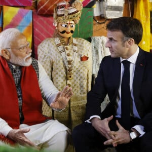 Le Premier ministre indien Narendra Modi et le président français Emmanuel Macron visite le Hawa Mahal, également connu sous le nom de palais des vents, à Jaipur, France, le 25 janvier 2024, dans le cadre de son voyage officiel en Inde. Le chef de l'Etat est en Inde du 25 au 26 janvier 2024 pour participer en tant qu’invité d’honneur à la fête de la Constitution indienne, "Republic Day", le 26 janvier, à l’invitation du Premier ministre indien N.Modi. © Ludovic Marin/Pool/Bestimage  India's Prime Minister Narendra Modi (L) and France's President Emmanuel Macron talk at a shop after visiting the Hawa Mahal, also known as the Palace of the Winds, in Jaipur on January 25, 2024. Macron was given a red carpet welcome and an elephant honour guard on January 25 as he started a two-day visit to India, with France eyeing lucrative deals with the world's fifth-largest economy. 