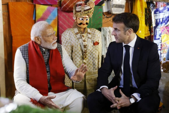Le Premier ministre indien Narendra Modi et le président français Emmanuel Macron visite le Hawa Mahal, également connu sous le nom de palais des vents, à Jaipur, France, le 25 janvier 2024, dans le cadre de son voyage officiel en Inde. Le chef de l'Etat est en Inde du 25 au 26 janvier 2024 pour participer en tant qu’invité d’honneur à la fête de la Constitution indienne, "Republic Day", le 26 janvier, à l’invitation du Premier ministre indien N.Modi. © Ludovic Marin/Pool/Bestimage  India's Prime Minister Narendra Modi (L) and France's President Emmanuel Macron talk at a shop after visiting the Hawa Mahal, also known as the Palace of the Winds, in Jaipur on January 25, 2024. Macron was given a red carpet welcome and an elephant honour guard on January 25 as he started a two-day visit to India, with France eyeing lucrative deals with the world's fifth-largest economy. 