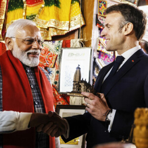 Le Premier ministre indien Narendra Modi et le président français Emmanuel Macron visite le Hawa Mahal, également connu sous le nom de palais des vents, à Jaipur, France, le 25 janvier 2024, dans le cadre de son voyage officiel en Inde. Le chef de l'Etat est en Inde du 25 au 26 janvier 2024 pour participer en tant qu’invité d’honneur à la fête de la Constitution indienne, "Republic Day", le 26 janvier, à l’invitation du Premier ministre indien N.Modi. © Ludovic Marin/Pool/Bestimage  India's Prime Minister Narendra Modi (L) offers a replica of a temple to France's President Emmanuel Macron at a shop near the Hawa Mahal, also known as the Palace of the Winds, in Jaipur on January 25, 2024. Macron was given a red carpet welcome and an elephant honour guard on January 25 as he started a two-day visit to India, with France eyeing lucrative deals with the world's fifth-largest economy. 