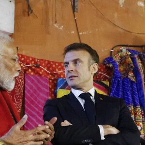Le Premier ministre indien Narendra Modi et le président français Emmanuel Macron visite le Hawa Mahal, également connu sous le nom de palais des vents, à Jaipur, France, le 25 janvier 2024, dans le cadre de son voyage officiel en Inde. Le chef de l'Etat est en Inde du 25 au 26 janvier 2024 pour participer en tant qu’invité d’honneur à la fête de la Constitution indienne, "Republic Day", le 26 janvier, à l’invitation du Premier ministre indien N.Modi. © Ludovic Marin/Pool/Bestimage  India's Prime Minister Narendra Modi (L) and France's President Emmanuel Macron talk at a shop after visiting the Hawa Mahal, also known as the Palace of the Winds, in Jaipur on January 25, 2024. Macron was given a red carpet welcome and an elephant honour guard on January 25 as he started a two-day visit to India, with France eyeing lucrative deals with the world's fifth-largest economy. 