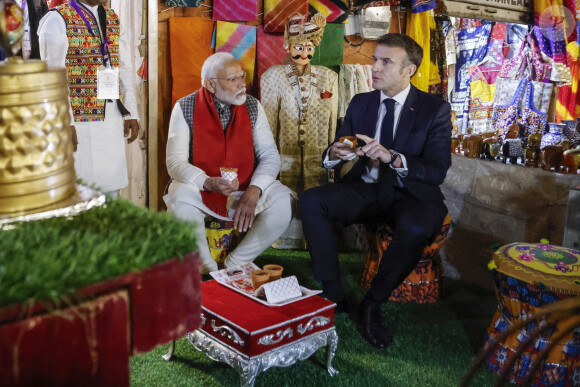 Le Premier ministre indien Narendra Modi et le président français Emmanuel Macron visite le Hawa Mahal, également connu sous le nom de palais des vents, à Jaipur, France, le 25 janvier 2024, dans le cadre de son voyage officiel en Inde. Le chef de l'Etat est en Inde du 25 au 26 janvier 2024 pour participer en tant qu’invité d’honneur à la fête de la Constitution indienne, "Republic Day", le 26 janvier, à l’invitation du Premier ministre indien N.Modi. © Ludovic Marin/Pool/Bestimage  India's Prime Minister Narendra Modi (L) and France's President Emmanuel Macron talk while drinking a tea at a shop after visiting the Hawa Mahal, also known as the Palace of the Winds, in Jaipur on January 25, 2024. Macron was given a red carpet welcome and an elephant honour guard on January 25 as he started a two-day visit to India, with France eyeing lucrative deals with the world's fifth-largest economy. 