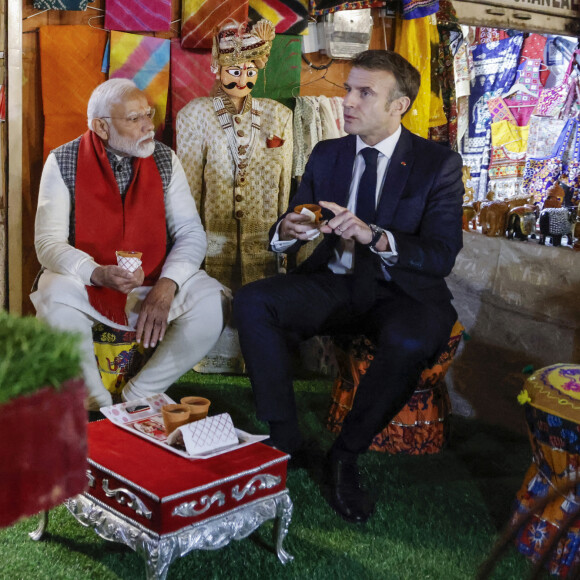 Le Premier ministre indien Narendra Modi et le président français Emmanuel Macron visite le Hawa Mahal, également connu sous le nom de palais des vents, à Jaipur, France, le 25 janvier 2024, dans le cadre de son voyage officiel en Inde. Le chef de l'Etat est en Inde du 25 au 26 janvier 2024 pour participer en tant qu’invité d’honneur à la fête de la Constitution indienne, "Republic Day", le 26 janvier, à l’invitation du Premier ministre indien N.Modi. © Ludovic Marin/Pool/Bestimage  India's Prime Minister Narendra Modi (L) and France's President Emmanuel Macron talk while drinking a tea at a shop after visiting the Hawa Mahal, also known as the Palace of the Winds, in Jaipur on January 25, 2024. Macron was given a red carpet welcome and an elephant honour guard on January 25 as he started a two-day visit to India, with France eyeing lucrative deals with the world's fifth-largest economy. 