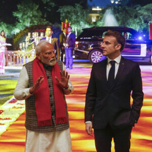 Le Premier ministre indien Narendra Modi et le président français Emmanuel Macron visite le Hawa Mahal, également connu sous le nom de palais des vents, à Jaipur, France, le 25 janvier 2024, dans le cadre de son voyage officiel en Inde. Le chef de l'Etat est en Inde du 25 au 26 janvier 2024 pour participer en tant qu’invité d’honneur à la fête de la Constitution indienne, "Republic Day", le 26 janvier, à l’invitation du Premier ministre indien N.Modi. © Ludovic Marin/Pool/Bestimage  India's Prime Minister Narendra Modi (L) and France's President Emmanuel Macron arrive at Rambagh Palace following a roadshow in Jaipur on January 25, 2024. Macron was given a red carpet welcome and an elephant honour guard on January 25 as he started a two-day visit to India, with France eyeing lucrative deals with the world's fifth-largest economy. 