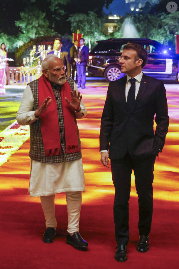 Le Premier ministre indien Narendra Modi et le président français Emmanuel Macron visite le Hawa Mahal, également connu sous le nom de palais des vents, à Jaipur, France, le 25 janvier 2024, dans le cadre de son voyage officiel en Inde. Le chef de l'Etat est en Inde du 25 au 26 janvier 2024 pour participer en tant qu’invité d’honneur à la fête de la Constitution indienne, "Republic Day", le 26 janvier, à l’invitation du Premier ministre indien N.Modi. © Ludovic Marin/Pool/Bestimage  India's Prime Minister Narendra Modi (L) and France's President Emmanuel Macron arrive at Rambagh Palace following a roadshow in Jaipur on January 25, 2024. Macron was given a red carpet welcome and an elephant honour guard on January 25 as he started a two-day visit to India, with France eyeing lucrative deals with the world's fifth-largest economy. 
