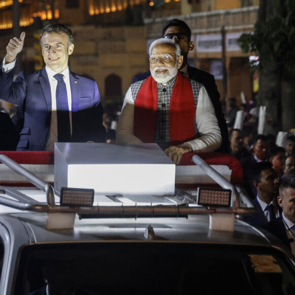 Le président français Emmanuel Macron et le Premier ministre indien Narendra Modi lors d'un roadshow à Jaipur, Inde, le 25 janvier 2024, dans le cadre de son voyage officiel en Inde. Le chef de l'Etat est en Inde du 25 au 26 janvier 2024 pour participer en tant qu’invité d’honneur à la fête de la Constitution indienne, "Republic Day", le 26 janvier, à l’invitation du Premier ministre indien N.Modi. © Ludovic Marin/Pool/Bestimage  France's President Emmanuel Macron (L) and India's Prime Minister Narendra Modi (R) wave to people from atop a vehicle during a roadshow in Jaipur on January 25, 2024. Macron was given a red carpet welcome and an elephant honour guard on January 25 as he started a two-day visit to India, with France eyeing lucrative deals with the world's fifth-largest economy. 