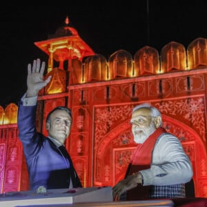 Le président français Emmanuel Macron et le Premier ministre indien Narendra Modi lors d'un roadshow à Jaipur, Inde, le 25 janvier 2024, dans le cadre de son voyage officiel en Inde. Le chef de l'Etat est en Inde du 25 au 26 janvier 2024 pour participer en tant qu’invité d’honneur à la fête de la Constitution indienne, "Republic Day", le 26 janvier, à l’invitation du Premier ministre indien N.Modi. © Ludovic Marin/Pool/Bestimage  India's Prime Minister Narendra Modi (R) and France's President Emmanuel Macron arrive on a vehicle at Rambagh Palace at the end of a roadshow in Jaipur on January 25, 2024. Macron was given a red carpet welcome and an elephant honour guard on January 25 as he started a two-day visit to India, with France eyeing lucrative deals with the world's fifth-largest economy. 