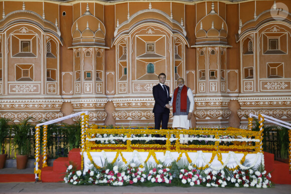 Le Premier ministre indien Narendra Modi et le président français Emmanuel Macron visite le Hawa Mahal, également connu sous le nom de palais des vents, à Jaipur, France, le 25 janvier 2024, dans le cadre de son voyage officiel en Inde. Le chef de l'Etat est en Inde du 25 au 26 janvier 2024 pour participer en tant qu’invité d’honneur à la fête de la Constitution indienne, "Republic Day", le 26 janvier, à l’invitation du Premier ministre indien N.Modi. © Ludovic Marin/Pool/Bestimage  India's Prime Minister Narendra Modi (R) and France's President Emmanuel Macron shake hands during their visit to the Hawa Mahal, also known as the Palace of the Winds, in Jaipur on January 25, 2024. Macron was given a red carpet welcome and an elephant honour guard on January 25 as he started a two-day visit to India, with France eyeing lucrative deals with the world's fifth-largest economy. 