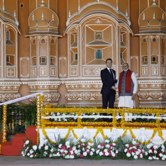 Le Premier ministre indien Narendra Modi et le président français Emmanuel Macron visite le Hawa Mahal, également connu sous le nom de palais des vents, à Jaipur, France, le 25 janvier 2024, dans le cadre de son voyage officiel en Inde. Le chef de l'Etat est en Inde du 25 au 26 janvier 2024 pour participer en tant qu’invité d’honneur à la fête de la Constitution indienne, "Republic Day", le 26 janvier, à l’invitation du Premier ministre indien N.Modi. © Ludovic Marin/Pool/Bestimage  India's Prime Minister Narendra Modi (R) and France's President Emmanuel Macron shake hands during their visit to the Hawa Mahal, also known as the Palace of the Winds, in Jaipur on January 25, 2024. Macron was given a red carpet welcome and an elephant honour guard on January 25 as he started a two-day visit to India, with France eyeing lucrative deals with the world's fifth-largest economy. 