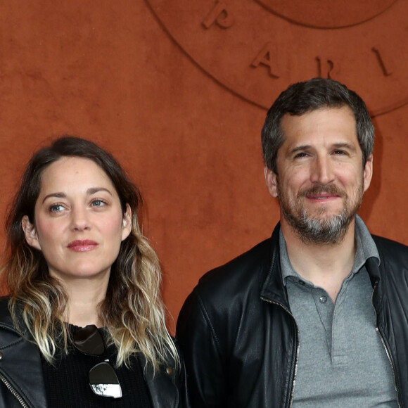 "Bravo à vous deux ! Bravo Marion pour tout ce travail ! Je suis fier toi!"
Guillaume Canet et sa compagne Marion Cotillard - People au village pour la finale hommes lors des internationaux de France de tennis de Roland Garros 2019 à Paris le 9 juin 2019. © Jacovides - Moreau / Bestimage 