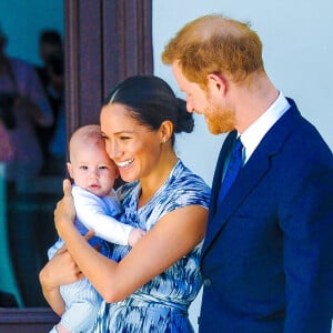 Le souverain n'avait pas vraiment respecté le dresscode puisqu'il est venu lui serrer sa main, non pas en habit de lumière, mais en jean, T-shirt et pieds nus !
Le prince Harry et Meghan Markle présentent leur fils Archie à Desmond Tutu à Cape Town, Afrique du Sud le 25 septembre 2019.