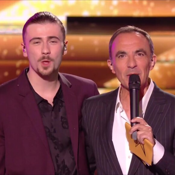 C'est finalement Pierre qui rejoint Julien en finale, laissant ainsi sa douce Helena sur le carreau.
Pierre et Nikos Aliagas - Demi-finale de la Star Academy diffusée sur TF1, le 27 janvier 2024.