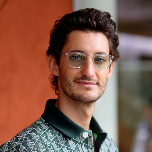 Et qui n'est pas très étonnant de la part de l'acteur, qui n'hésite pas à s'engager régulièrement sur différents sujets.
Pierre Niney au village lors des Internationaux de France de tennis de Roland Garros 2023, à Paris, France, le 11 juin 2023. © Jacovides-Moreau/Bestimage 