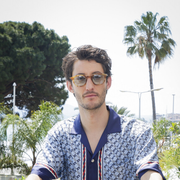 Exclusif - Pierre Niney pose en marge de sa venue à la Terrasse TikTok lors du 76ème Festival International du Film de Cannes, France, le 22 mai 2023. © Jack Tribeca/Bestimage 