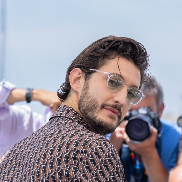 Un message salué par la plupart des internautes.
Pierre Niney au photocall de "Mascarade" lors du 75ème Festival International du Film de Cannes, le 28 mai 2022. © Olivier Borde / Bestimage 