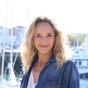 Elle s'est finalement excusée. 
Helene de Fougerolles - Photocall de la série "Sam" lors de la 25ème édition du Festival de la Fiction de la Rochelle. Le 15 septembre 2023 © Denis Guignebourg / Bestimage