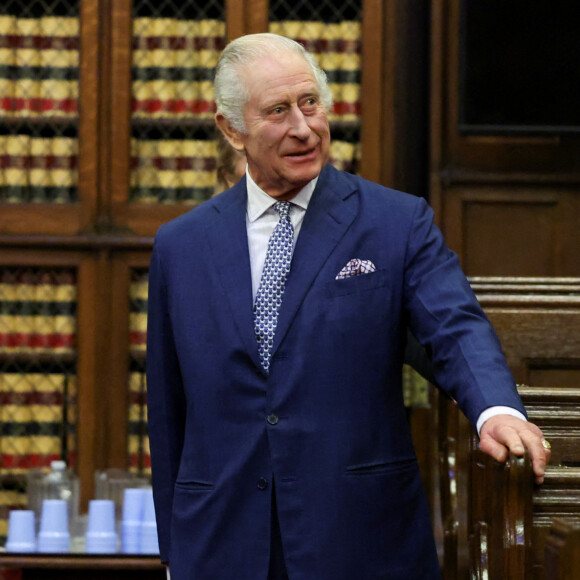 Le roi Charles III visite les cours royales de justice du centre de Londres pour célébrer le travail du Service des cours et tribunaux de sa Majesté avec le personnel et les bénévoles des cours royales de justice. Le Roi entendra parler du travail des magistrats bénévoles qui ont soutenu le système judiciaire et du travail de sensibilisation entrepris par les juges et magistrats de la diversité et des relations communautaires. Date de la photo : jeudi 14 décembre 2023. 