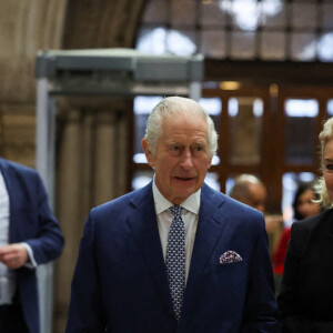 Sa sortie était attendue après deux jours sous surveillance à l'hôpital
Le roi Charles III visite les cours royales de justice du centre de Londres pour célébrer le travail du Service des cours et tribunaux de sa Majesté avec le personnel et les bénévoles des cours royales de justice. Le Roi entendra parler du travail des magistrats bénévoles qui ont soutenu le système judiciaire et du travail de sensibilisation entrepris par les juges et magistrats de la diversité et des relations communautaires. Date de la photo : jeudi 14 décembre 2023. 