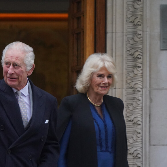 Pas d'inquiétude à avoir concernant cette prolongation qui n'a été décidée que par mesure de précaution. Le roi vient d'ailleurs de sortir de la clinique !
Le roi Charles III d'Angleterre et Camilla Parker Bowles, reine consort d'Angleterre, quittent la London Clinic à Londres, Royaume Uni, 29 janvier 2024, où le roi Charles avait subi une intervention pour une hypertrophie de la prostate. 