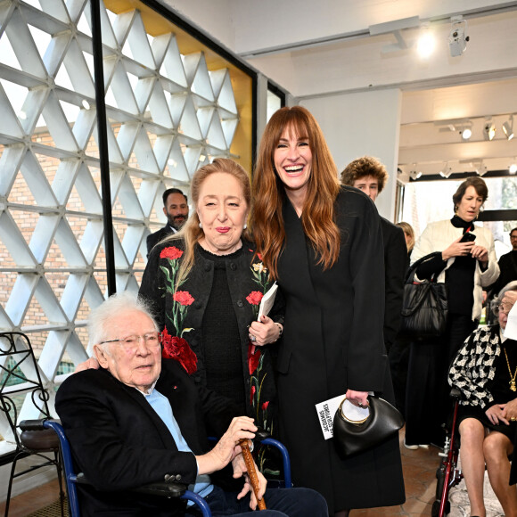 Adrien Maegh avec sa fille Isabelle Maeght et Julia Roberts au défilé de mode "Les Sculptures" Jacquemus à la Fondation Maeght à Saint-Paul-De-Vence, France, le 29 janvier 2024. © Bruno Bebert/Bestimage 