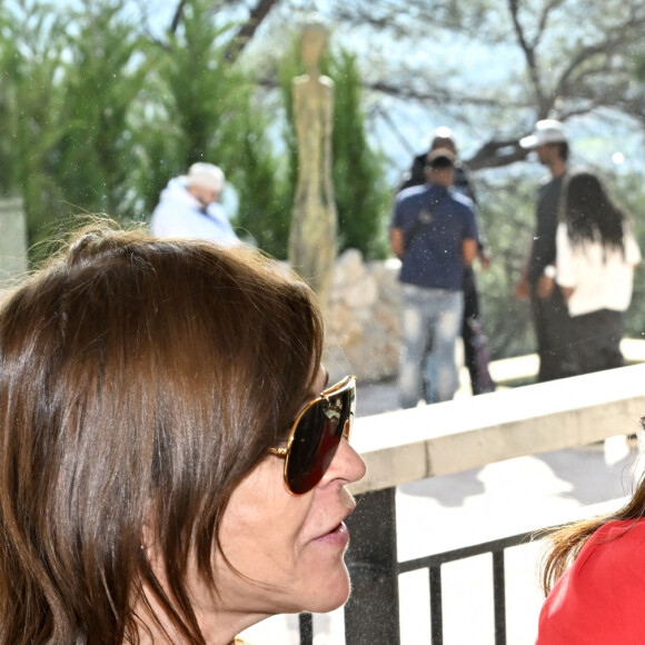 Carine Roitfeld et Kylie Jenner au défilé de mode "Les Sculptures" Jacquemus à la Fondation Maeght à Saint-Paul-De-Vence, France, le 29 janvier 2024. © Bruno Bebert/Bestimage 