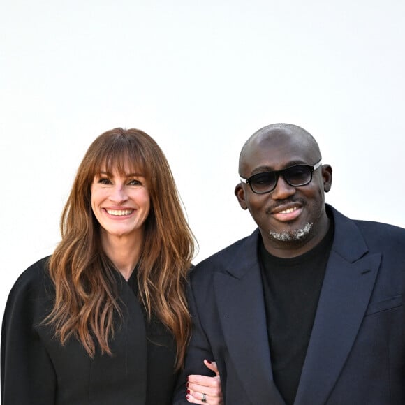 Julia Roberts et Edward Enninful au défilé de mode "Les Sculptures" Jacquemus à la Fondation Maeght à Saint-Paul-De-Vence, France, le 29 janvier 2024. © Bruno Bebert/Bestimage 