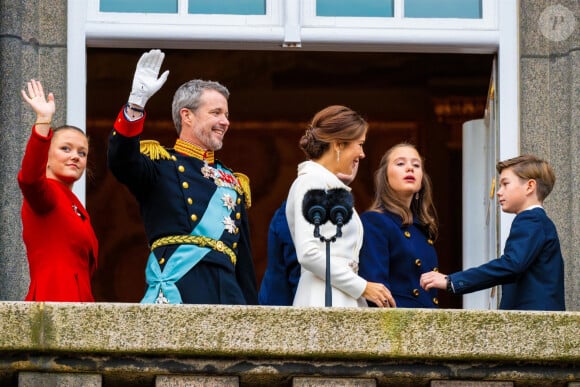 Ce bijou provient de la marque danoise Shamballa jewels et coûte environ 2500€.
La princesse Isabella de Danemark, le roi Frederik X, la reine Mary, la princesse Josephine et le prince Vincent - Intronisation du roi Frederik X au palais Christiansborg à Copenhague, Danemark le 14 janvier 2024.