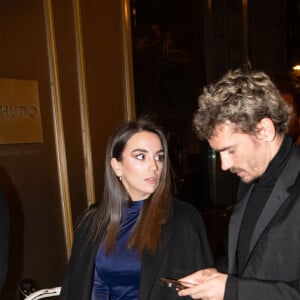 Pour la première, il était accompagné de sa femme, Erika Choperena
 
Antoine Griezmann et sa femme Erika Choperena arrivent à l'inauguration du restaurant Rhudo à Madrid le 29 janvier 2024