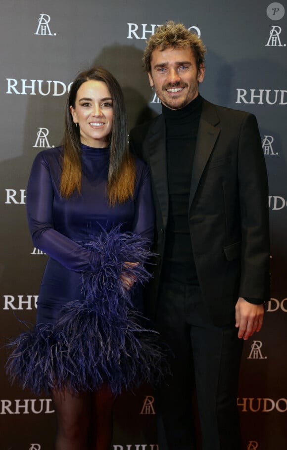 La femme d'Antoine Griezmann, vêtue d'une sublime robe bleue, était particulièrement ravissante
 
Antoine Griezmann et sa femme Erika Choperena - Le joueur A.Griezmann et son ami M.Llorente se lancent dans l'aventure de la restauration et ouvrent le Rhudo à Madrid le 29 janvier 2024.