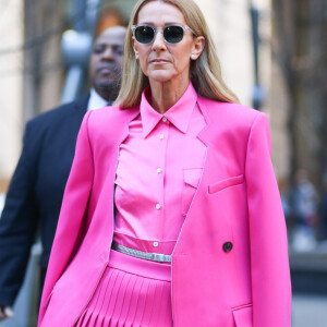 "À mesure que je retrouve ma carrière, je réalise à quel point ça me manquait de pouvoir voir mes fans", indique Céline Dion
 
Celine Dion a choisi de s'habiller en rose pour la Journée Internationale pour les Droits des Femmes à New York le 7 mars 2020.