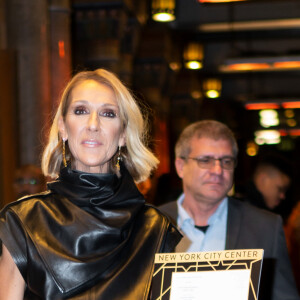 Céline Dion quitte un théâtre de Broadway à New York le 4 février 2020. Elle a assisté à la pièce «Nederlands Dans Theatre» au New York City Centre. La chanteuse canadienne de 51 ans porte un haut en cuir sans manches, des gants assortis, une jupe multicolore et des bottes noires.