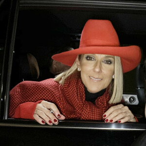 Exclusif - Celine Dion salue ses fans à la fenêtre du véhicule qui la transporte dans les rues de Toronto au Canada, 9 décembre 2019.