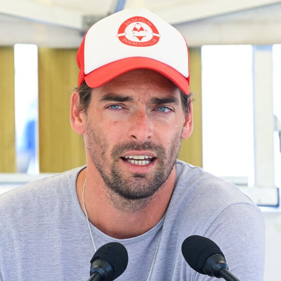 "Habillé comme papa ! J'aime tellement voir sa joie quand on s'habille pareil. Le genre de petit bonheur qui réchauffe le coeur", écrit Camille Lacourt
 
Camille Lacourt - Lancement du programme estival "Savoir nager" à la piscine de Villetaneuse. Le 13 juillet 2022 © Federico Pestellini / Panoramic / Bestimage