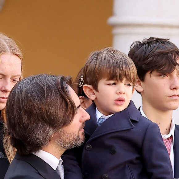 Dimitri Rassam, Charlotte Casiraghi et leur fils Balthazar Rassam - La famille princière de Monaco dans la cour du palais lors de la Fête Nationale de la principauté de Monaco le 19 novembre 2022. © Dominique Jacovides / Bruno Bebert / Bestimage 