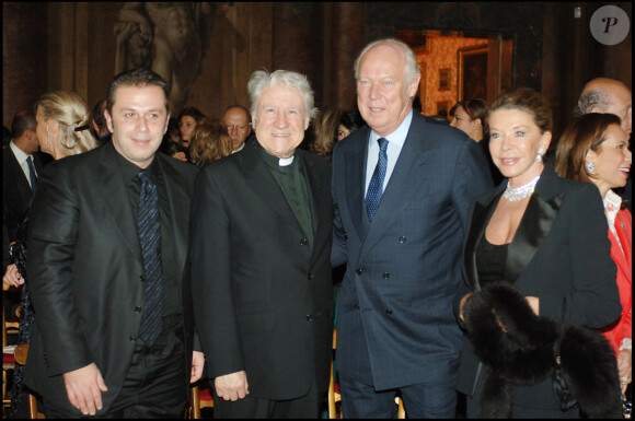 Gai Mattiolo, le prince Victor Emmanuel de Savoie et la princesse Marina Doria - Dîner de Noël du styliste Gai Mattiolio au palazzo Colonna à Rome le 10 décembre 2005