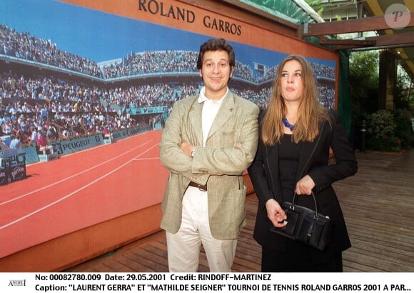 Mais elle précisait ensuite qu'ils sont toutefois restés en bons termes.
Laurent Gerra et Mathilde Seigner - Tournoi de tennis Roland Garros en 2001 à Paris.