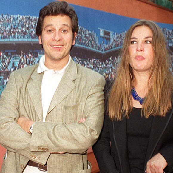 Mais elle précisait ensuite qu'ils sont toutefois restés en bons termes.
Laurent Gerra et Mathilde Seigner - Tournoi de tennis Roland Garros en 2001 à Paris.