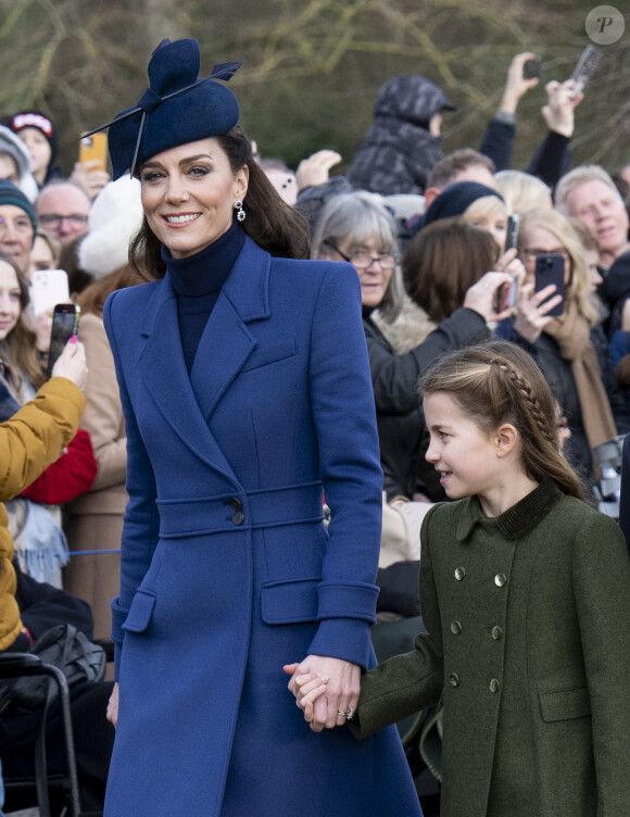 Heureusement, sa famille est là pour la soutenir ! 
Catherine (Kate) Middleton, princesse de Galles, la princesse Charlotte de Galles - Les membres de la famille royale britannique lors de la messe du matin de Noël en l'église St-Mary Magdalene à Sandringham, le 25 décembre 2023.