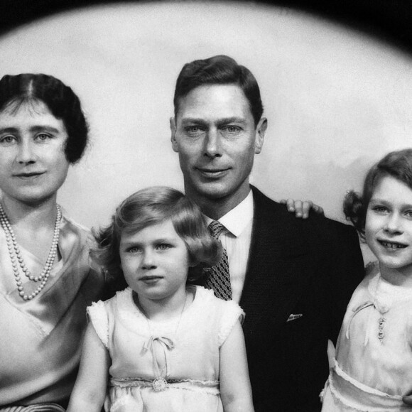Celle-ci ne l'a jamais révélé. 
La reine Elizabeth d'Angleterre et le roi George VI, avec leurs filles, les princesses Elisabeth et Margaret dans les années 1930