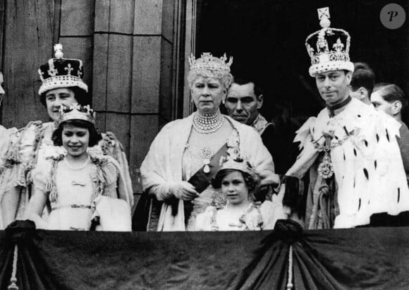 Un mot utilisé pour décrire l'ablation d'une tumeur sur la reine consort Elizabeth dans les années 60. 
George VI et sa femme Elizabeth Bowes-Lyon, avec leurs filles Elisabeth II d'Angleterre et Margaret.