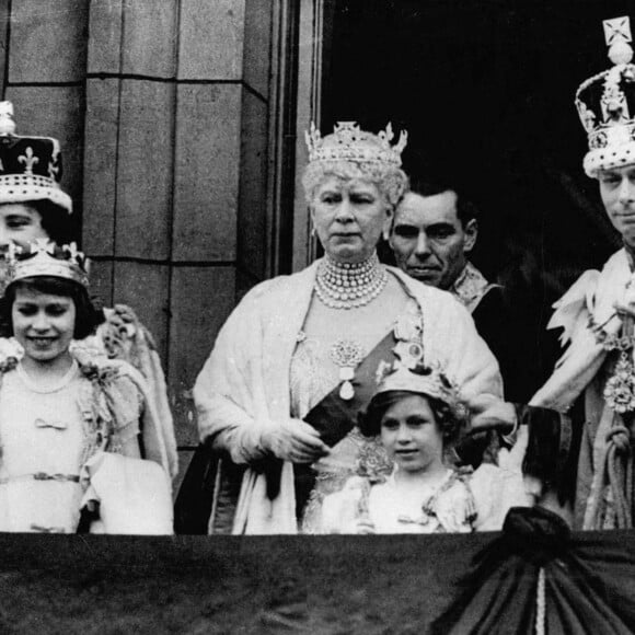 Un mot utilisé pour décrire l'ablation d'une tumeur sur la reine consort Elizabeth dans les années 60. 
George VI et sa femme Elizabeth Bowes-Lyon, avec leurs filles Elisabeth II d'Angleterre et Margaret.